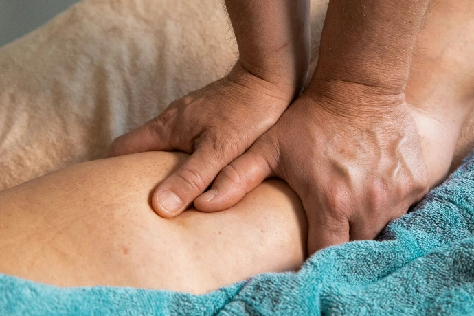 Fisioterapeuta tratando la espalda de un paciente en el centro médico