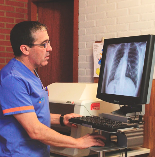 Médico especialista revisando historial clínico en el centro médico